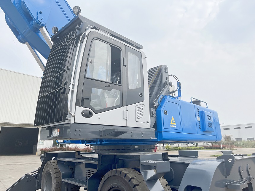 輪式抓鋼機(jī).jpg 輪式抓鋼機(jī).jpg