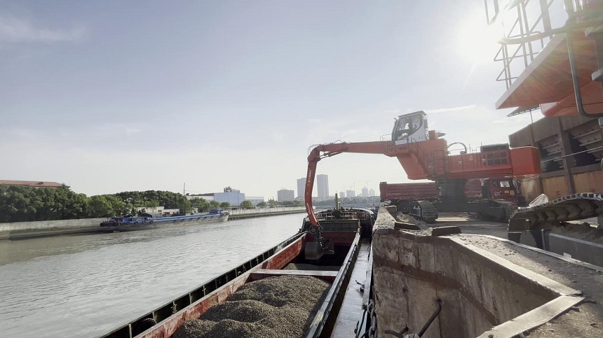 抓料機.jpg 抓料機.jpg